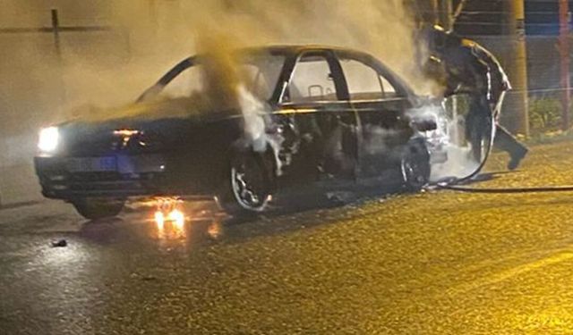 Manisa'da otomobil alev aldı: Araç küle döndü