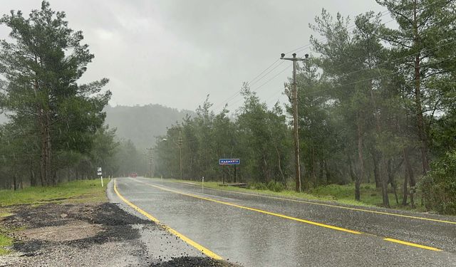 Marmaris'te fırtına hayatı olumsuz etkiledi