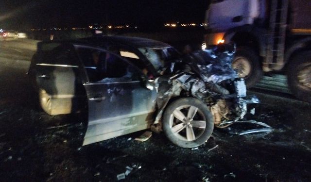 Minibüs ve otomobil kafa kafaya çarpıştı