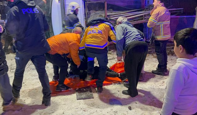 Nevşehir'de Kamyonet, Otomobile Arkadan Çarptı