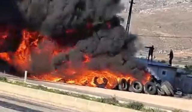 Oto lastikçide çıkan yangın trafiği aksattı