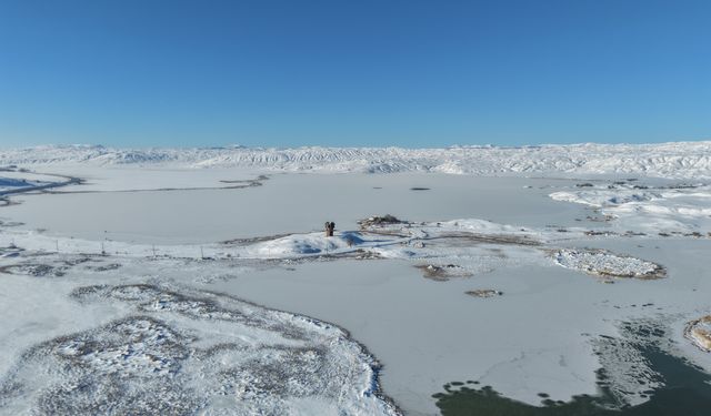 Sivas'ın en büyük gölü buz tuttu