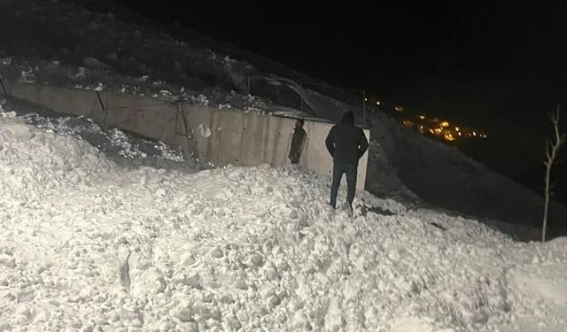 Van'da araç çığ altında kaldı