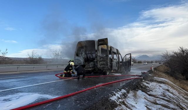 Yolcu minibüsü seyir halinde alev aldı