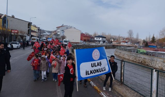 Sivas'ta öğrenciler bayrak yürüyüşü yaptı