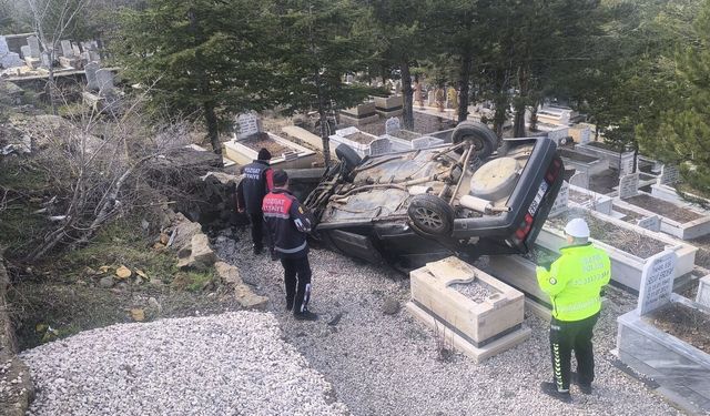 Yozgat'ta otomobil mezarlığa devrildi: 2 yaralı