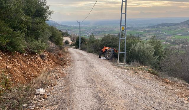 Adana'da devrilen traktörün sürücüsü hayatını kaybetti