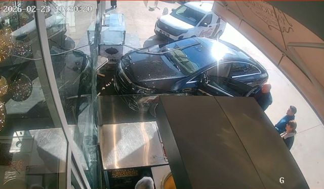 Ankara'da otomobilin pastaneye girdiği anlar kamerada