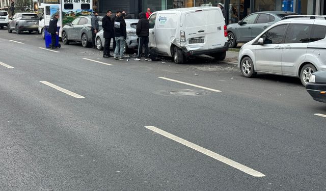 Avcılar'da alkollü sürücü 4 araca çarptı
