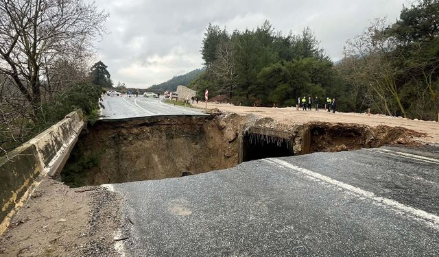Aydın'da sağanak sebebiyle yol çöktü