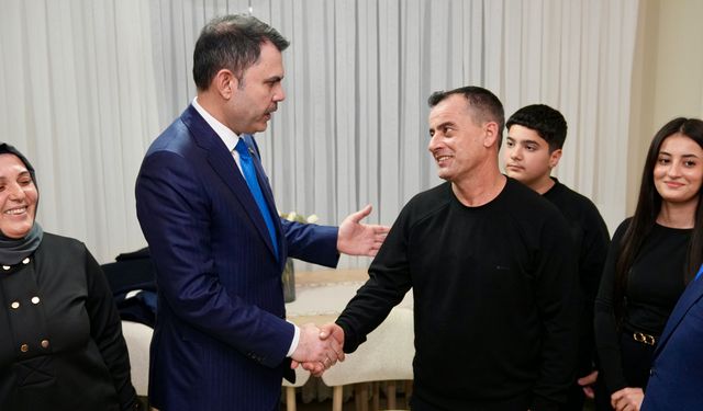 Bakan Kurum depremzede ailenin yeni evinde