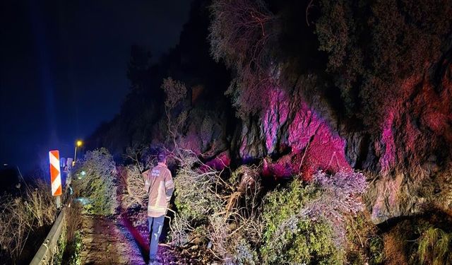 Bursa’da heyelanda kapanan sahil yolu açıldı