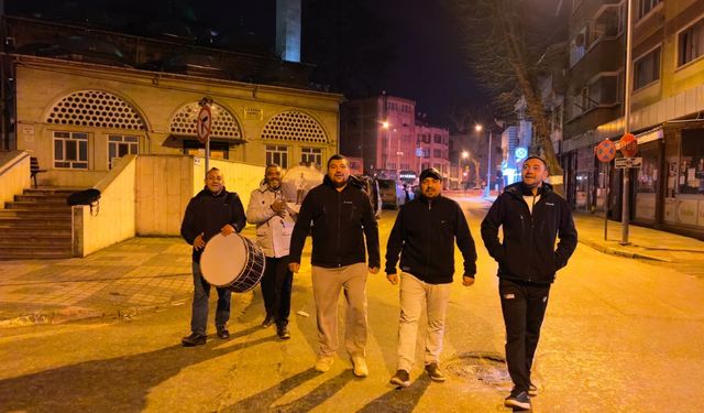 Bursa'da ilahi söyleyerek sahura kaldırdılar
