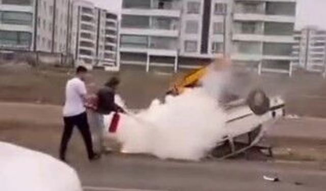 Diyarbakır'da otomobili alevler sardı