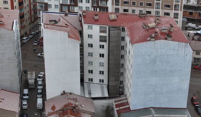 Evinin 7'nci katından atladı, eşi ölü bulundu