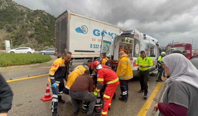 Fethiye'de otomobil istinat duvarına çarptı