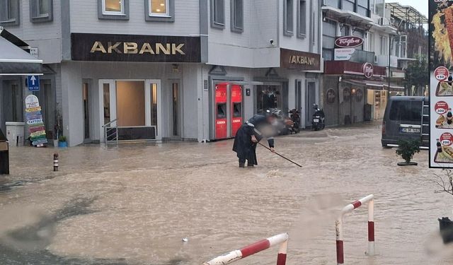 İzmir'de hava koşulları hayatı olumsuz etkiledi