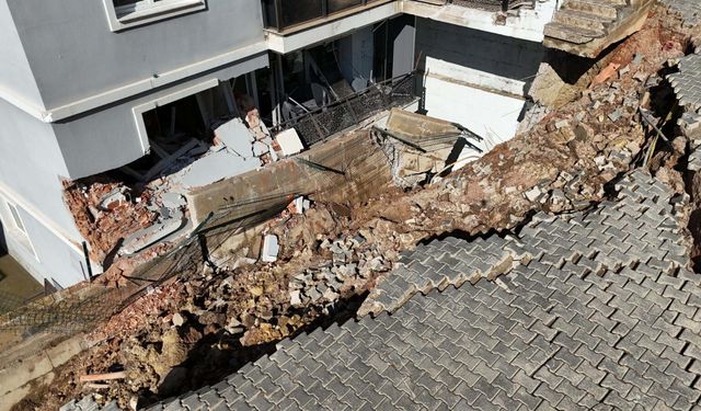 İzmir'de istinat duvarının çöktü