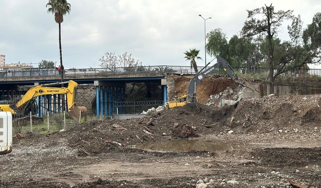 James Bond Filmine Sahne Oldu Şimdi Yıkılıyor