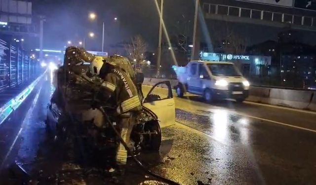 Kadıköy'de seyir halindeki otomobil alev aldı