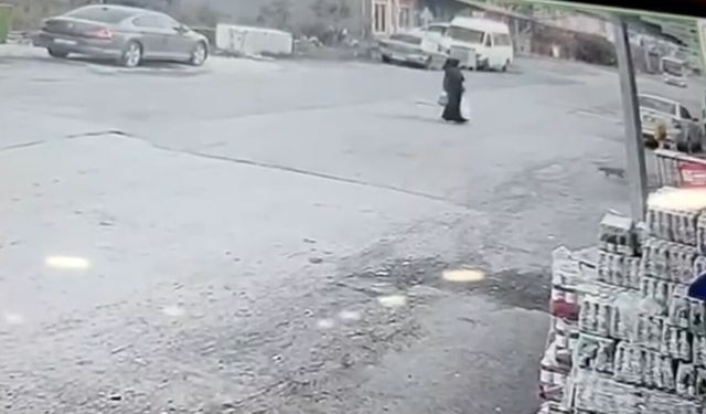 Kamyonetin kasasının kapağı açıldı! Kapak, yayayı yaraladı