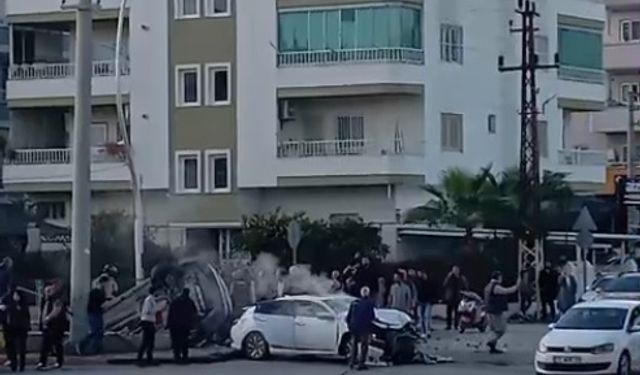 Mersin’de kaza yapan otomobil köprüde asılı kaldı