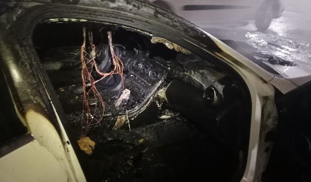 Otomobil kapalı otoparkta alev aldı