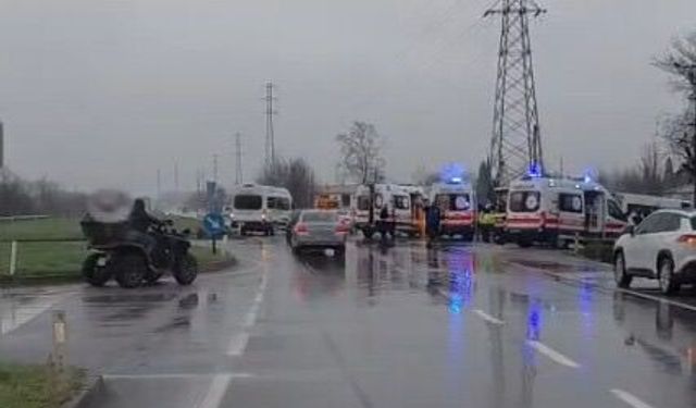 Sakarya'da ambulans ve servis minibüsü çarpıştı: Yaralılar var