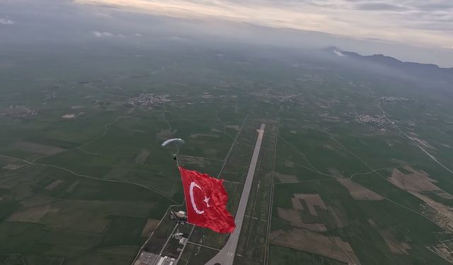 Serbest paraşüt atlayışında Türk bayrağıyla Türkiye rekor