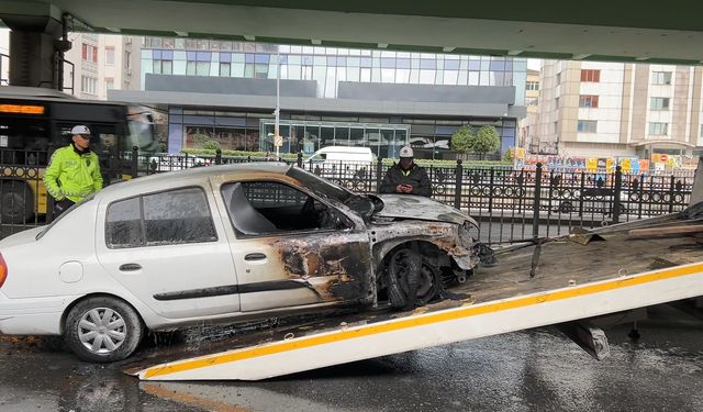 Şişli'de otomobili alevler sardı