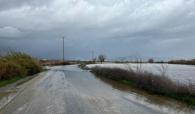 Taşan Büyük Menderes Nehri kara yolunu ulaşıma kapattı