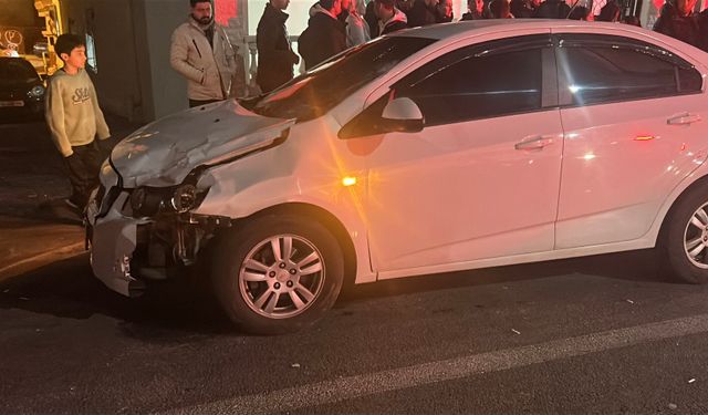 Teravih yolunda facia: Otomobil gelin ve kaynanaya çarptı