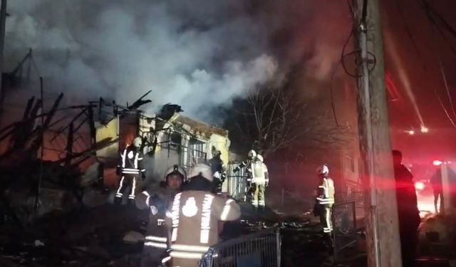 Üsküdar'da Metruk Bina Yandı