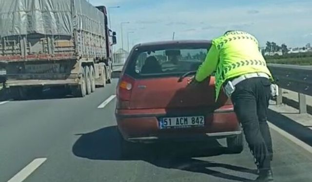 Yolda kalan sürücünün yardımına trafik polisi yetişti