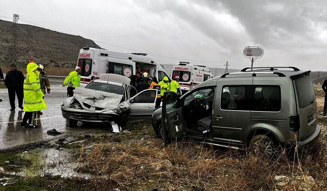 Ankara'da trafik kazası: 1 ölü, 4 yaralı