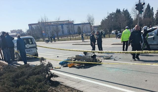 Hafif ticari araca çarpan kurye öldü