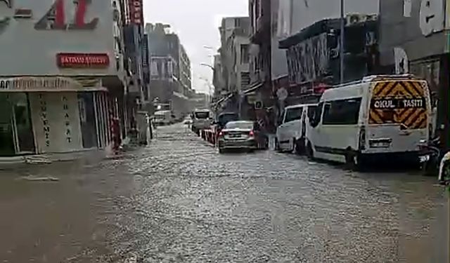 Adana'da yollar göle döndü