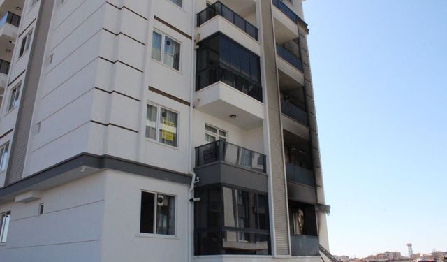 Aksaray'da apartmanda yangın: 10 kişi hastaneye kaldırıldı