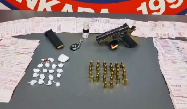 Ankara'da Bir Otomobilde Silah ve Uyuşturucu Çıktı