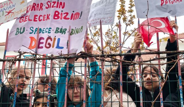 Ankara'da devredilen okul binasına tepki gösterdiler