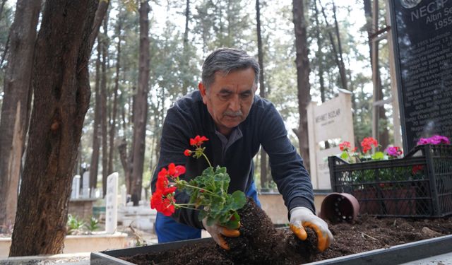 Antalya’da bayram öncesi mezarlara 'görüntülü ziyaret'