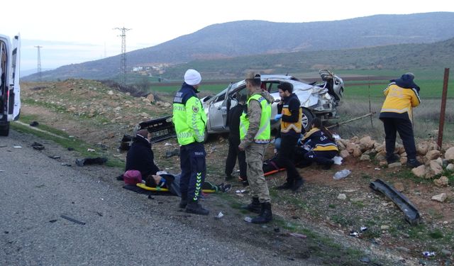 Batman'da Otomobil Yol Kenarına Yuvarlandı