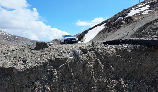 Bingöl'de sağanak nedeniyle köy yolu çöktü