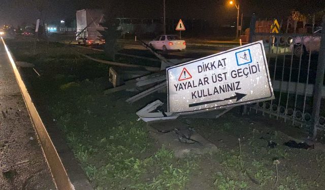 Bursa'da otomobil direğe çarptı: 2 kişi yaralandı