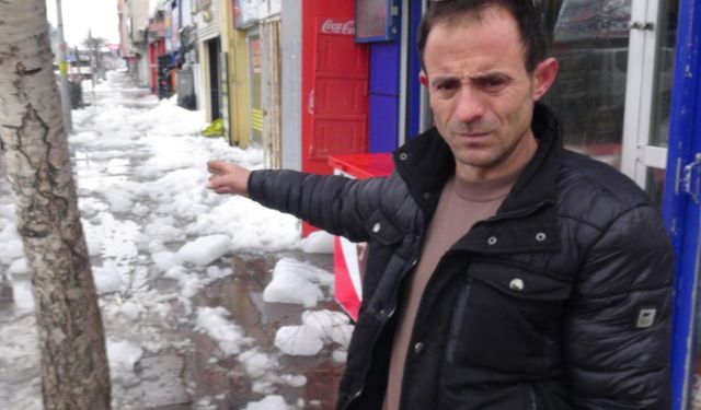 Çatından üzerine kar ve buz kütlesi düşünce ağır yaralandı