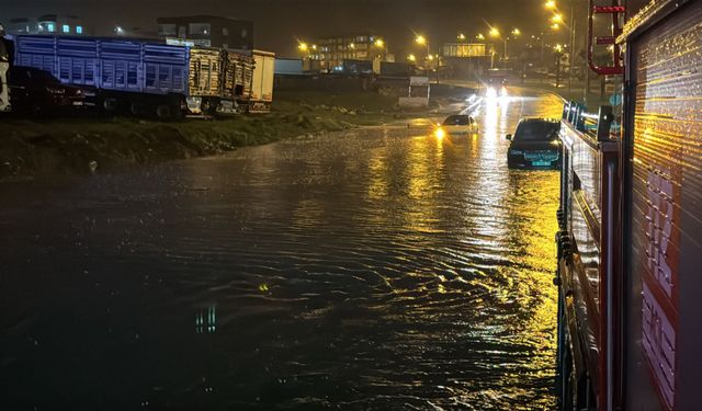 Cizre'de sağanak yağış hayatı felç etti