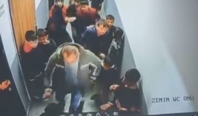 Çocuğuna kar topu attı diye bir öğrenciyi darbetti