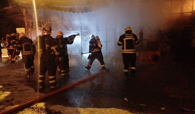 Çorum'da lastik dükkanı alev topuna dönüştü