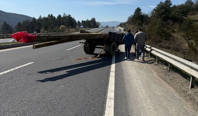 Devrilen traktörün altında kalan sürücü hayatını kaybetti