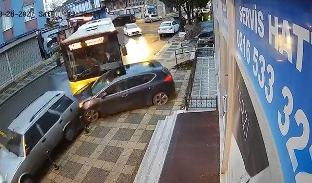 Direksiyon hakimiyetini kaybeden otobüs şoförü park hakideki araçlara çarptı